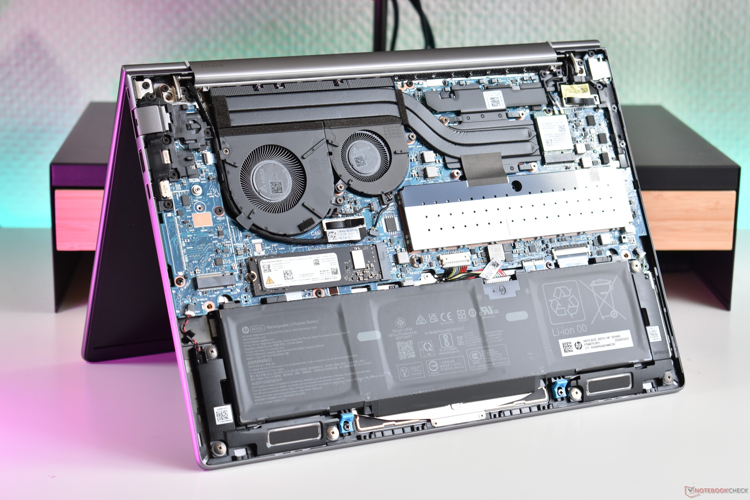 قطعات داخلی، فن‌های دوگانه و محل نصب RAM و SSD